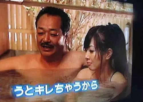 日本:父亲节女儿要和爸爸一起洗澡