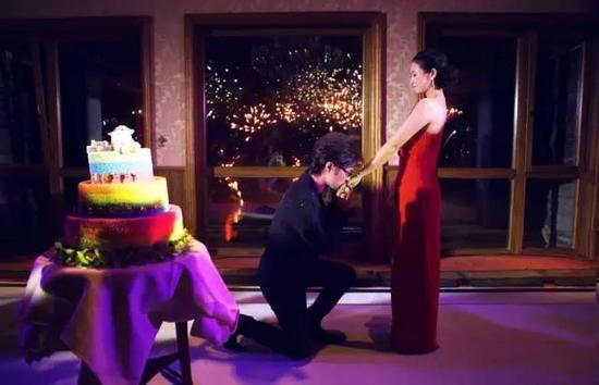 ▲ 在章子怡生日派对上,汪峰惊喜求婚,章子怡激动地说出“我愿意”。