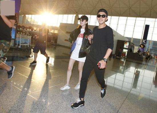 杨幂现身香港为女儿庆生