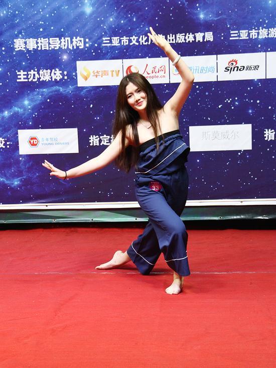 海选活动现场选手才艺展示
