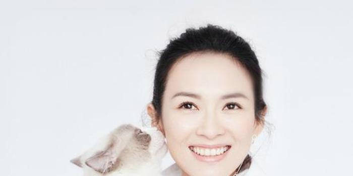 诡异?章子怡多出一根手指