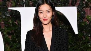 刘雯深V西装搭阔腿裤现身纽约 全黑造型干练又性感