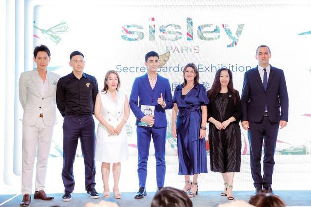 右起: Sisley法国希思黎亚太区总裁Nicolas Chesnier先生、Sisley法国希思黎中国总经理彭嘉颖小姐、Sisley法国希思黎亚太区高级市场总监Nathalie小姐、Sisley法国希思黎品牌代言人吴磊、天猫美妆资深专家歆笛小姐、阿里妈妈全国日化总经理梁烽先生、主持人Andy