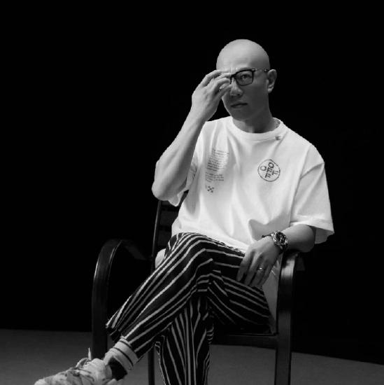 中国当代艺术家刘韡及全新王者系列单飞行陀飞轮艺术家合作腕表—刘韡