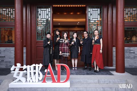 艺术家、合作伙伴机构代表依次(左至右) 跨界艺术家/设计师 漠 香港置地中国商用物业市场营销助理总经理&;王府中环旗下文化艺术机构拾玖贰壹文化创意有限公司总经理 杨健 中国妇女杂志社副社长 杨静 SPRUS GALLERY合伙人Sherry Lai 如恩设计研究室、设计共和创始合伙人郭锡恩 《安邸AD》全媒体内容总监许绿芸(Beryl Hsu)