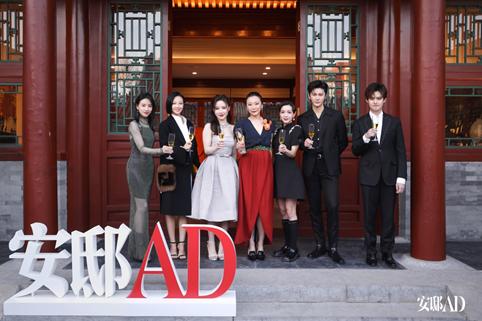 从左至右 演员董洁、演员谭卓、知名时尚博主雪梨Cherie、 《安邸AD》全媒体内容总监许绿芸(Beryl Hsu) 演员、歌手郭采洁、青年演员王嘉,施坦威青年艺术家张浩天