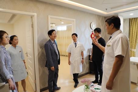 郑东学教授参观北京叶子的注射中心