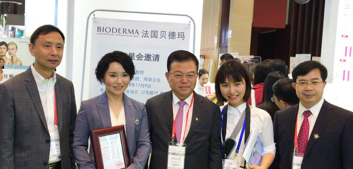 大会领导为贝德玛颁发荣誉证书