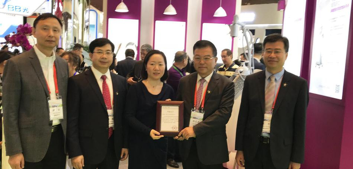 大会领导为赛诺龙颁发荣誉证书