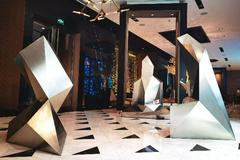 JEN北京新国贸饭店携手北京设计周举办《“世界是银色的”当代先锋艺术展》