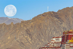 Super moon seen across China