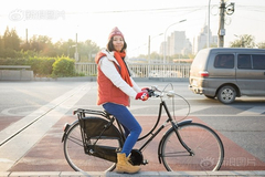 Woman tries to “save” Beijing by cycling