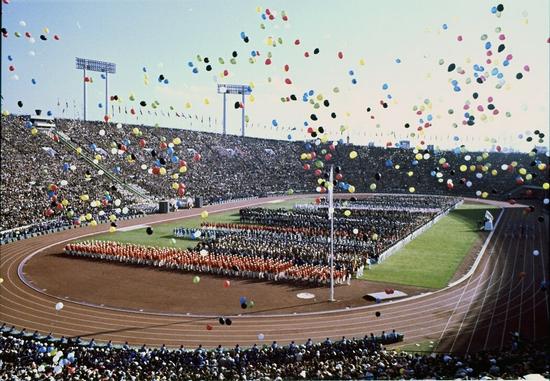 1964年东京夏季奥运会开幕式上飘向体育场上空的气球。