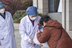 600th cured patient of COVID-19 discharged from east branch of Renmin Hospital of Wuhan University