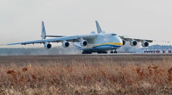 The world's biggest plane, the Antonov An-225 Mriya, gets ready to take off from an airport outside Kiev, Ukraine, April 3, 2018. (Xinhua/Chen Junfeng)