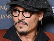 组图：德普穿宽大西服酷拽不羁玩复古 戴耳环贝雷帽大秀纹身