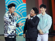 组图:“青岛三黄”同框上演小品 黄子韬变黄晓明“女友”场面爆笑