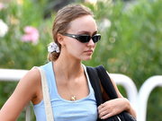 组图：德普爱女莉莉·罗丝戴墨镜个性吸睛 穿无袖背心身材纤细