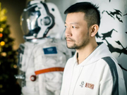 《流浪地球》导演发文感谢卡梅隆 中西科幻对话