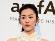 组图：刘雯花裙小清新 秀大长腿优雅迷人