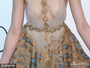 小范宁长裙似孔雀开屏 俯身露乳贴尴尬