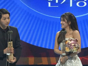 宋仲基宋慧乔获百想人气奖 齐登台配一脸