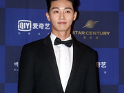 朴叙俊亮相百想红毯 抿嘴浅笑亲和又暖萌