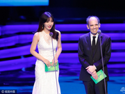 柳岩白色拖地长裙亮相颁奖礼 S身材尽显