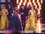 组图：赵雅芝和吴磊牵手 养眼亮相金鹰节