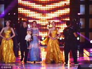 组图：赵丽颖香肩长裙美艳亮相金鹰闭幕式