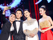 组图：赵韩樱子芭莎慈善夜戴700万王冠 与范冰冰助拍