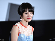 组图：满岛光顶蘑菇头与观众交流 一袭蓝裙清新俏丽