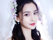 组图：baby纯白花瓣长裙宛若仙子 蓝色鱼鳞亮片裙梦幻闪耀