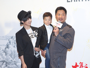 组图：妻子儿子齐打CALL！吴京一家三口亮相《流浪地球》首映