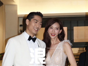 组图：林志玲身着粉色深V现身晚宴 依偎AKIRA身边画面甜蜜