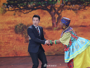 组图：央视春晚郑恺演小品笑料足 西装笔挺帅气背后花纹亮眼