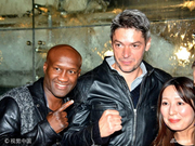 组图：《陪练人生》东京亮相 主创受影迷包围亲切合影