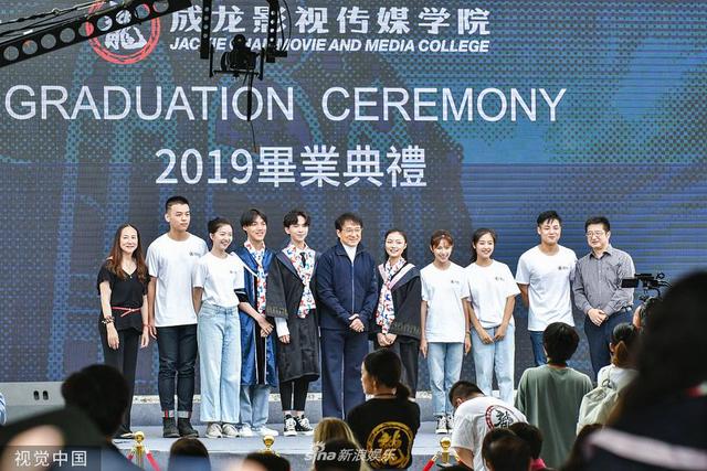 新浪娱乐讯 2019年6月19日,武汉,国际功夫巨星成龙出席武汉设计工程