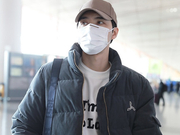 组图：阿云嘎现身机场前往跨年晚会 穿白T搭棉服帅气休闲