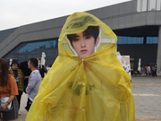 组图：粉丝嘉年华现场下起小雨 粉丝为偶像人形牌打伞穿雨衣