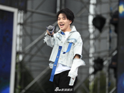 组图：钱正昊亮相粉丝嘉年华 清唱新歌笑容阳光可爱