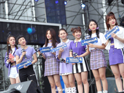 组图：火箭少女101亮相粉丝嘉年华 飞吻比心灵动可爱元气满分