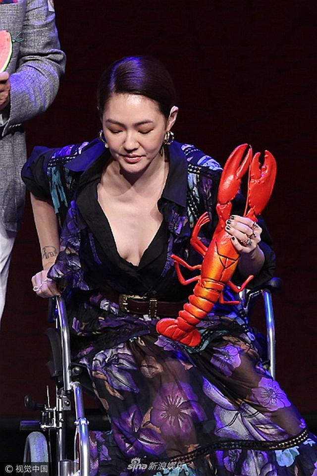 恶搞视频坐轮椅,恶搞视频坐轮椅图片