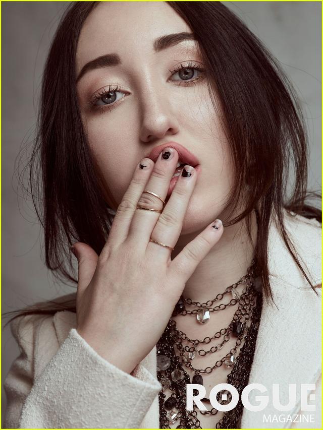 摘要"麦粒"的妹妹诺雅·塞勒斯(noah cyrus)登上《rogue》杂志的封面