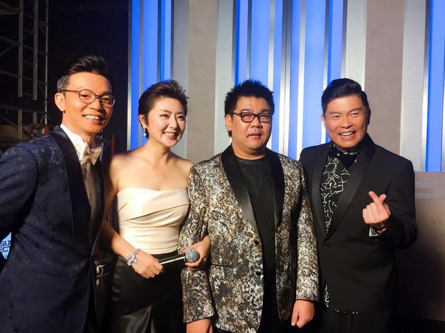 星光大道杨光现身慈善活动 高歌引共鸣