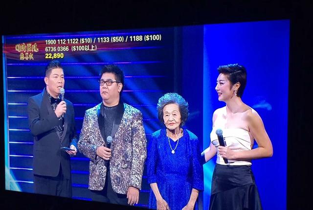 星光大道杨光现身慈善活动 高歌引共鸣