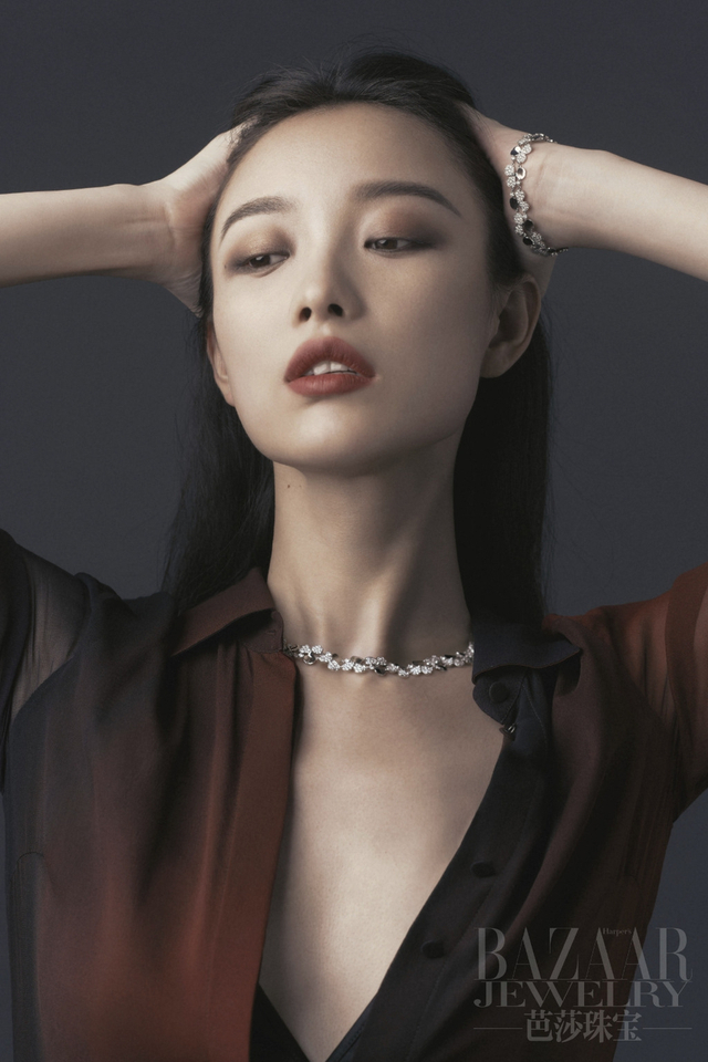 倪妮性感演绎珠宝大片 深v露酥胸风情万种