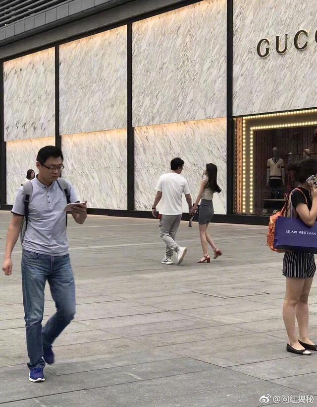 思聪豆得儿又甜蜜逛街 豆得儿超短裙性感撩人