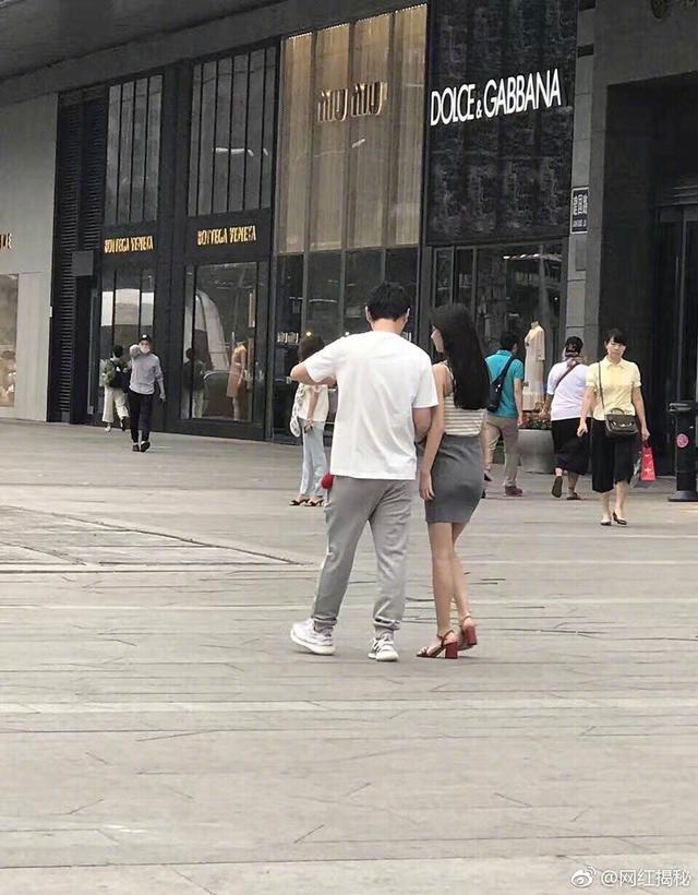 豆得儿牵手思聪逛商场秀长腿