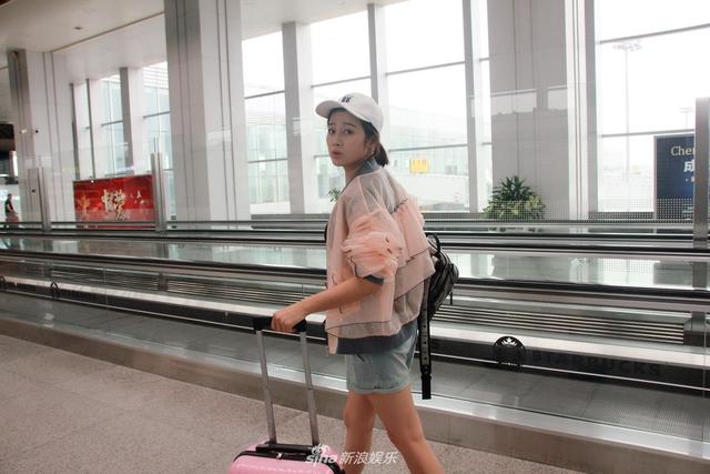 刘洁涵最新机场街拍曝光 恬美纯净清新动人